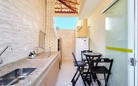 Apartamento bem equipado com ar condicionado e churrasqueira a 100 metros da praia - 02 dormitórios - Edifício Água Viva